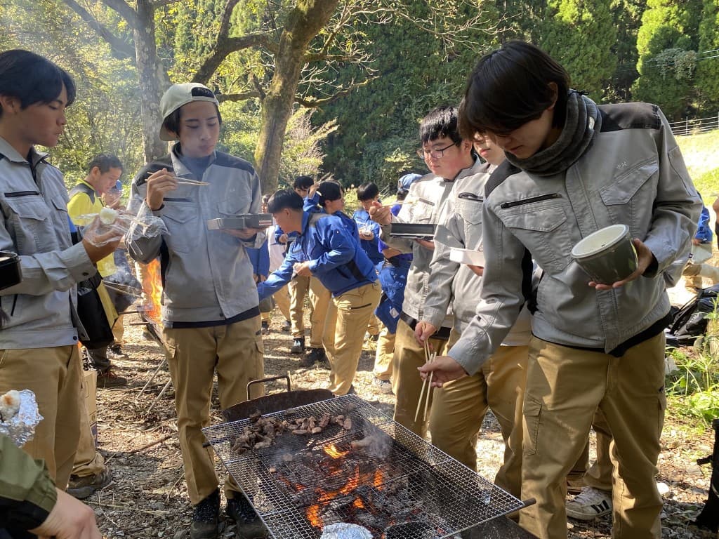 イベント現場で梶原牧場の牛肉を炭火で焼くスタッフ